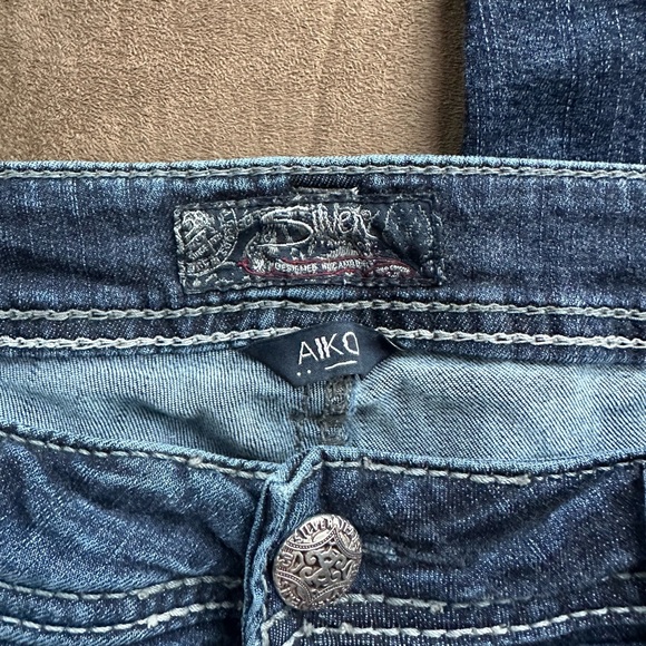 Silver brand capri jeans! great condition - Picture 2 of 5